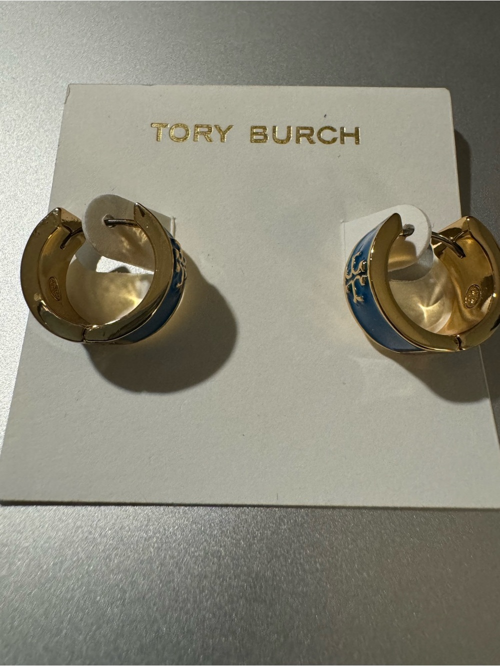 Tory Burch New Kira Color Logo Huggie Hoop Earrings - Picture 2 of 7